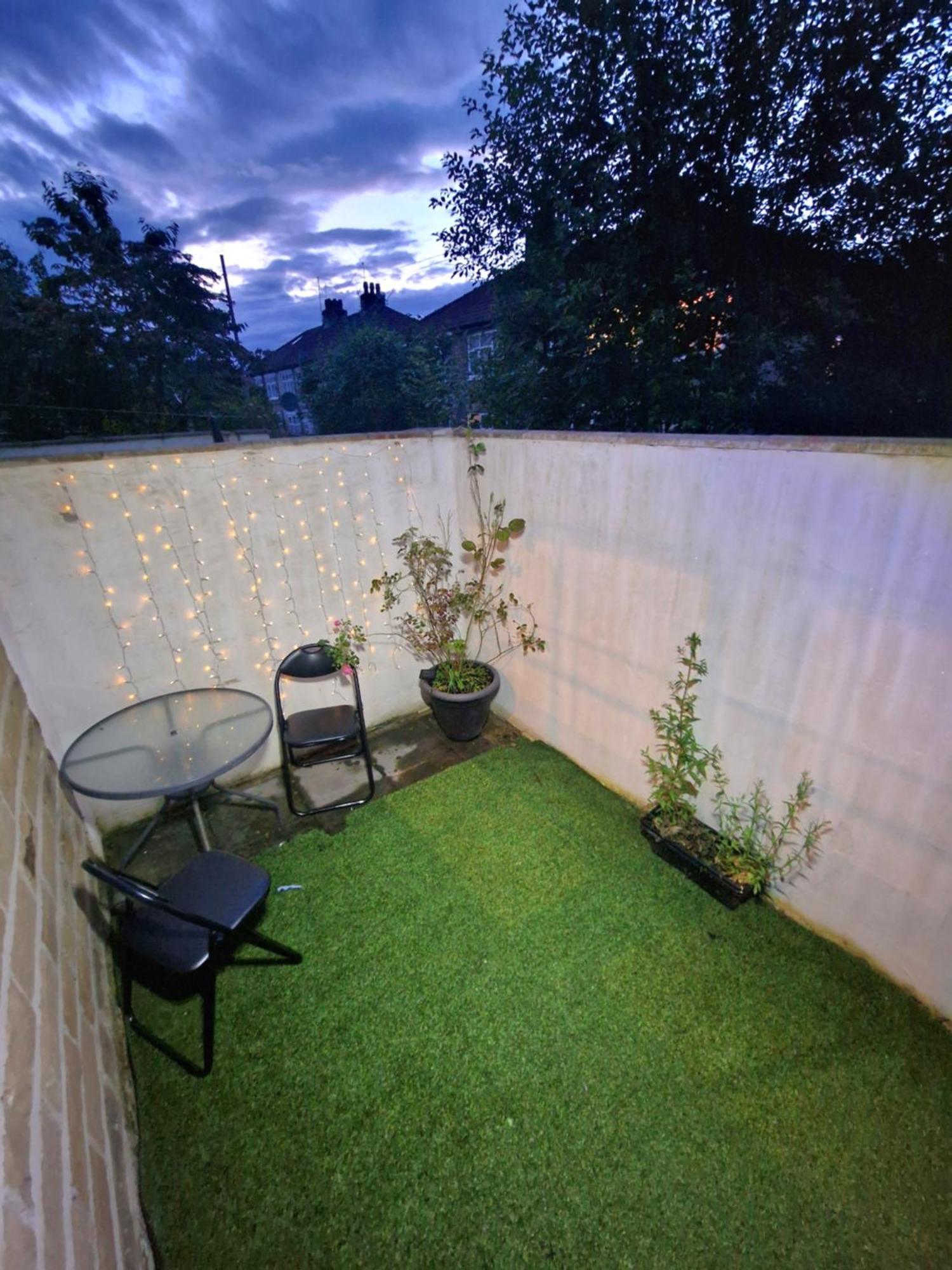 Apartment Private Courtyard In Bradford With Parking