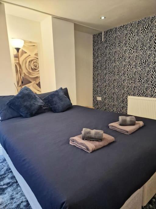 Private Courtyard In Bradford With Parking Apartment