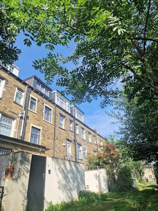 Private Courtyard In Bradford With Parking Apartment *